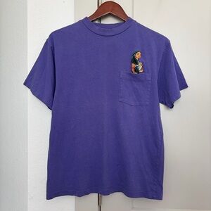 VINTAGE 90S POCAHONTAS PURPLE GRAPHIC EMBROIDERED POCKET TSHIRT SIZE MEDIUM